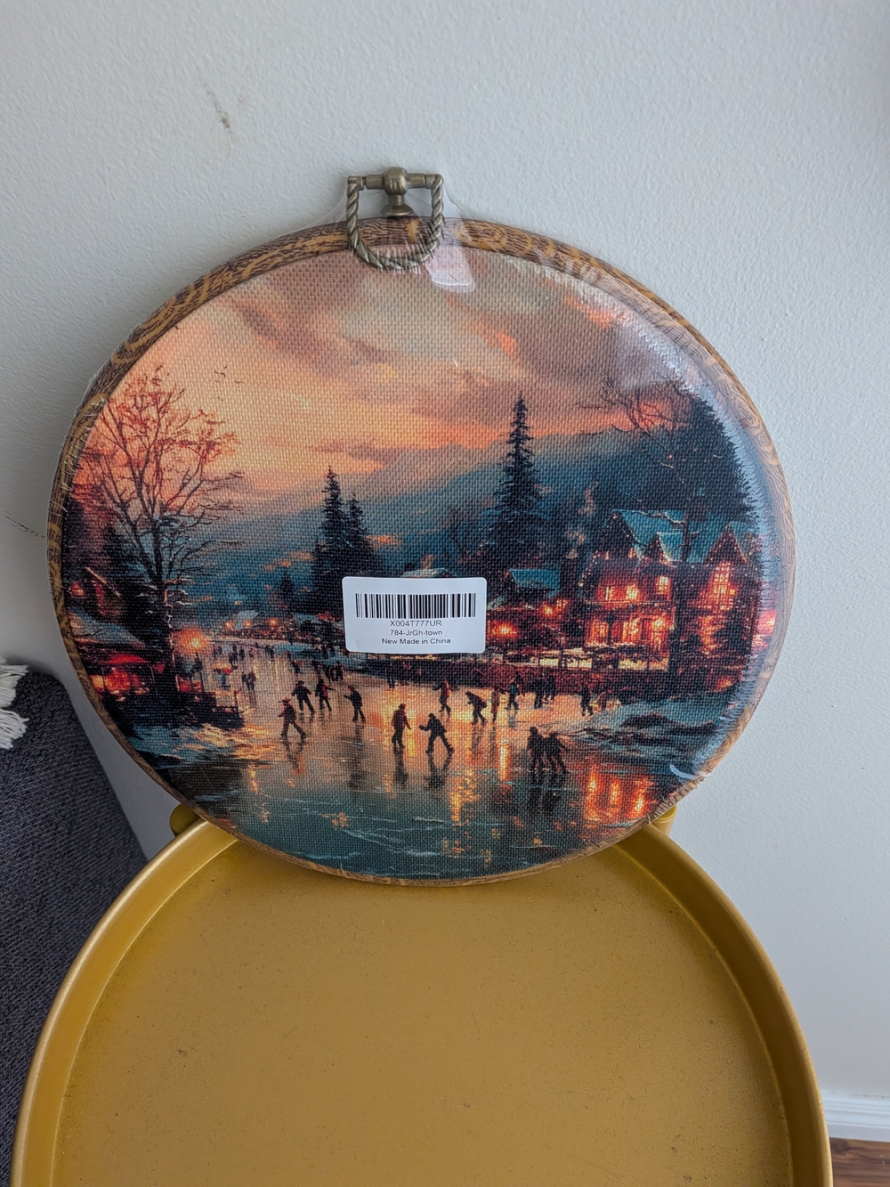 BNIP Antique Holiday Winter Village Round Wall Art